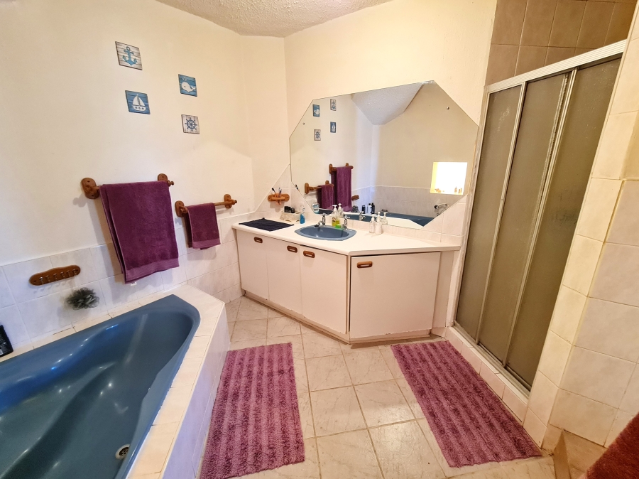 5 Bedroom Property for Sale in Wavecrest Eastern Cape